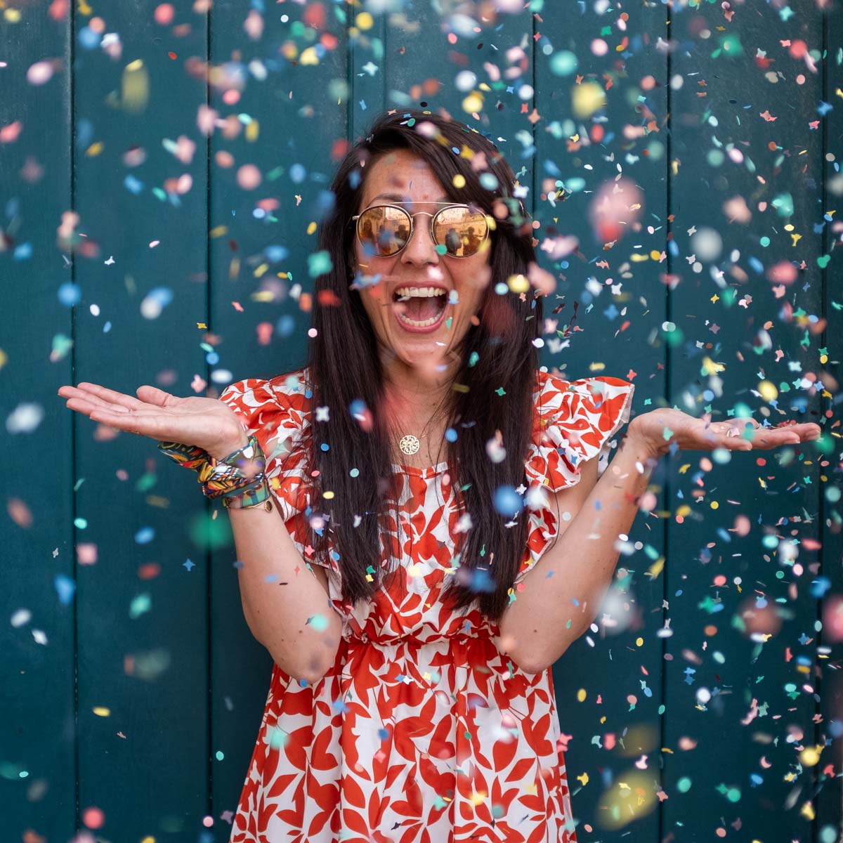 Portrait de future mariée riant sous une pluie de confettis à Lisbonne