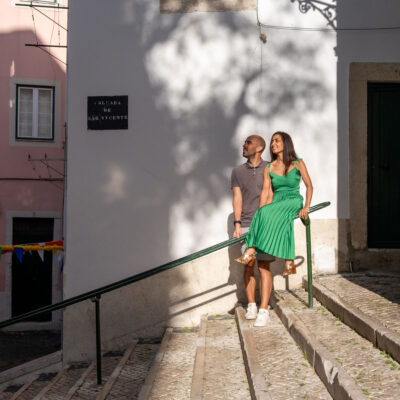 Séance photo couple sur un escalier de la Calçada de São Vicente à Lisbonne