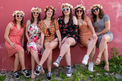 Séance EVJF à Lisbonne, groupe d'amies en couronnes de fleurs devant un mur rose