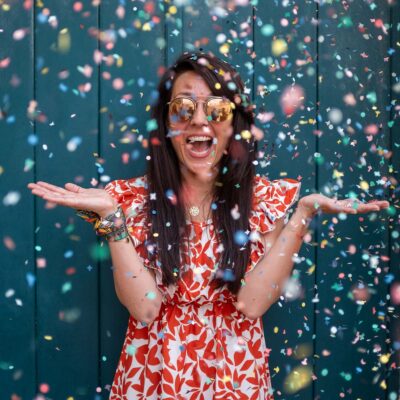 Portrait de future mariée riant sous une pluie de confettis à Lisbonne